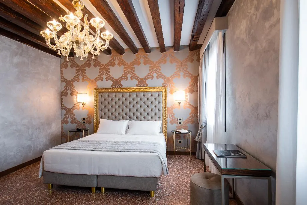 Double or Twin DELUXE CANAL VIEW Room, Palazzo San Lorenzo, Venice