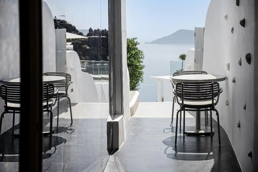 SUITE WITH JACUZZI Room, On The Rocks Hotel, Santorini