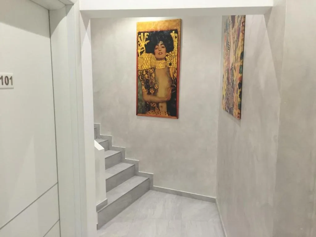 Lobby, Picaflor, Milan