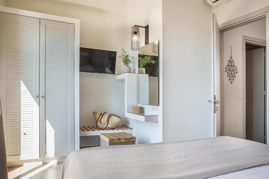 JUNIOR SUITE DELUXE ONE BED Room, Diana Suites Trapezaki, Kefallinia