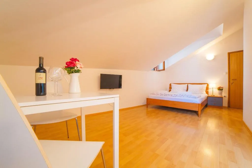 Room, Inn By The River, Split