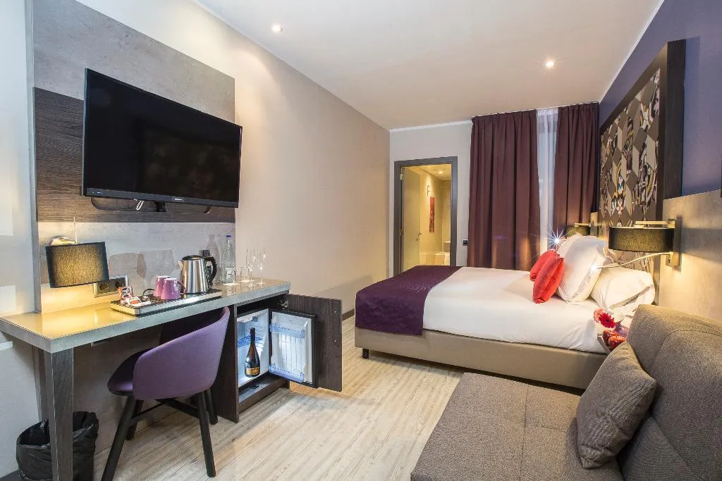 TRIPLE SUPERIOR Room, Leonardo Hotel Las Ramblas, Barcelona