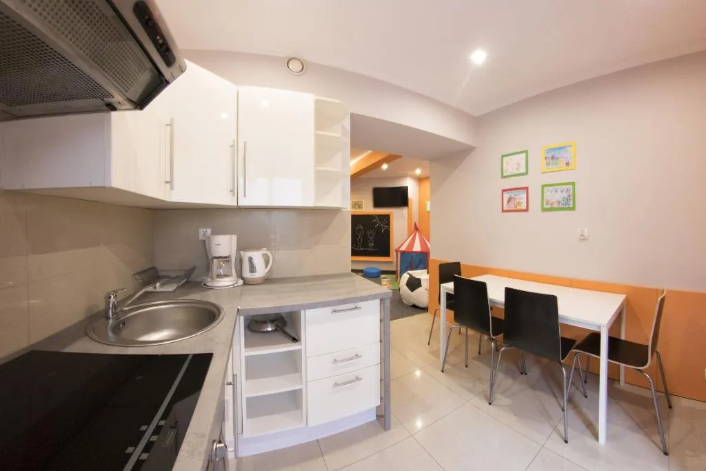 APARTMENT CAPACITY 5 Room, Yourplace Biskupia Apartments, Krakow