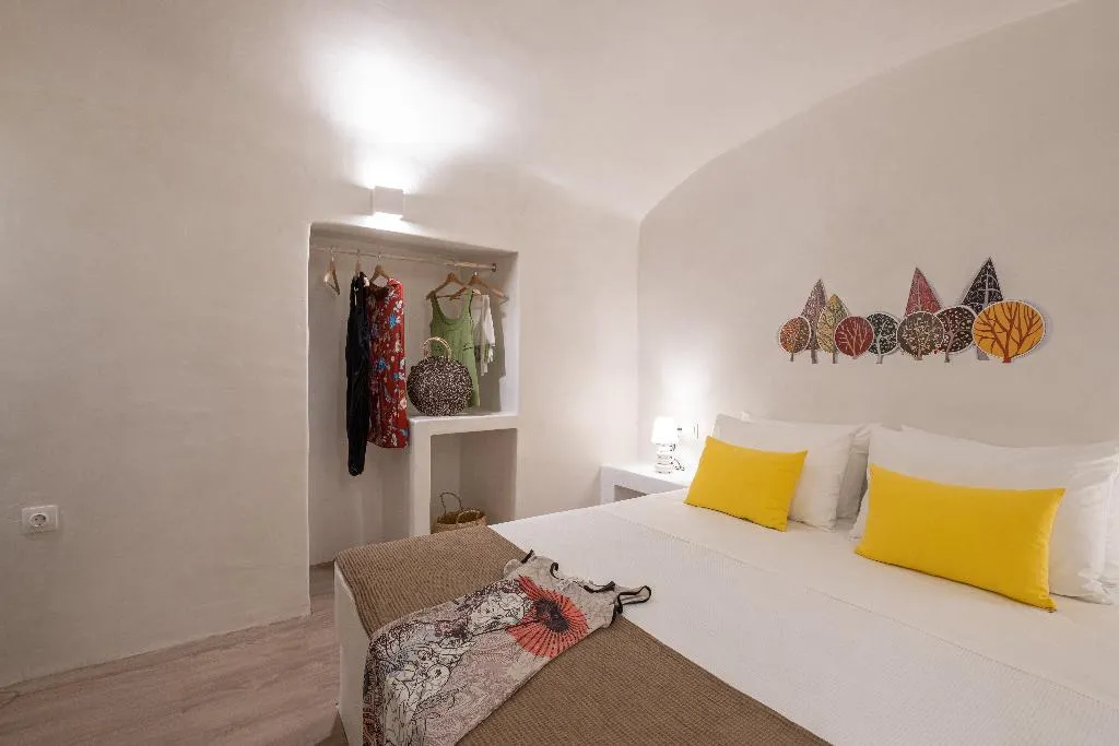 HOUSE TWO BEDROOMS TWO BATHROOMS Room, White Orchid Cave House & Studio, Santorini