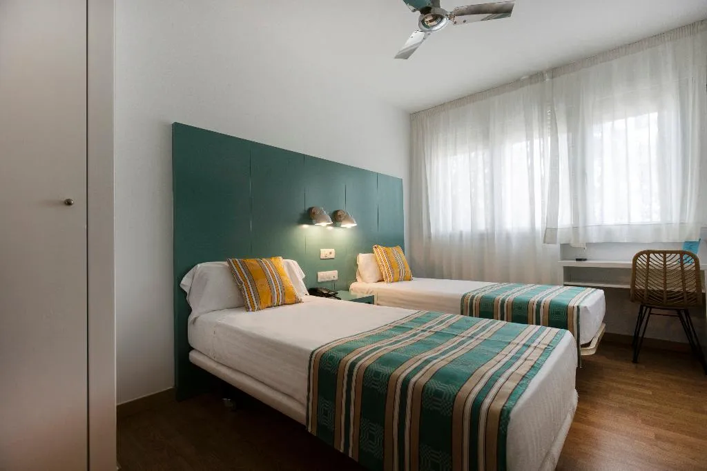 TWIN WITH VIEWS Room, Yomo Hostal Bcn Port, Barcelona