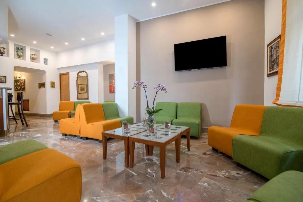 Lobby, Tourist, Naples