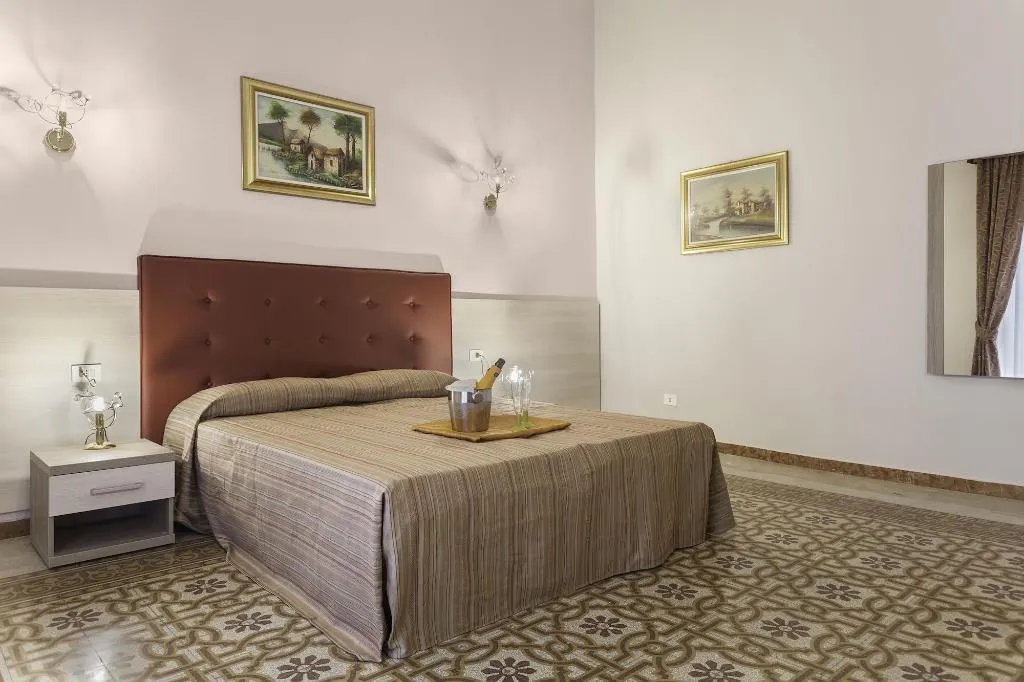 Room, Domus Napoleone, Naples