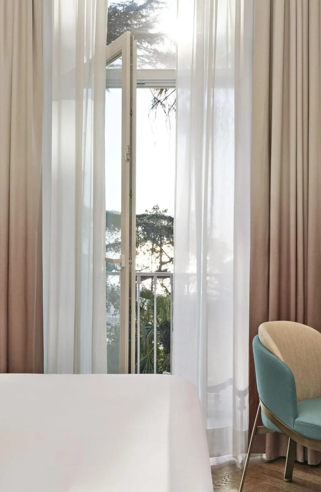 SUITE KING SIZE BED Room, de Bonart Naples-Curio Collection by Hilton, Naples