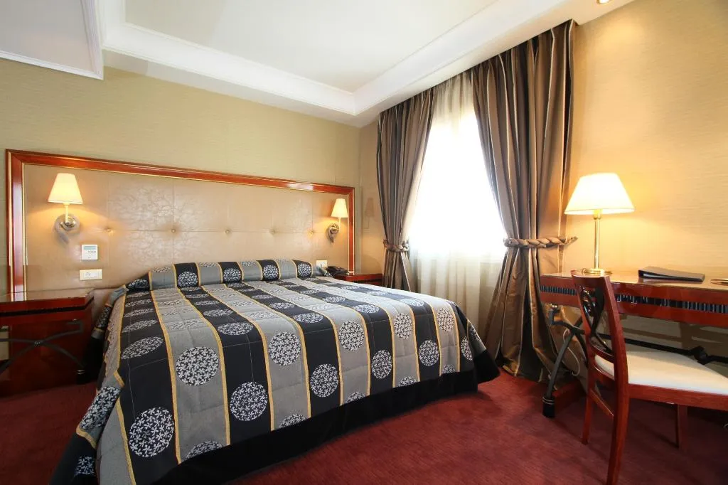 TRIPLE DELUXE Room, Piraeus Theoxenia, Athens