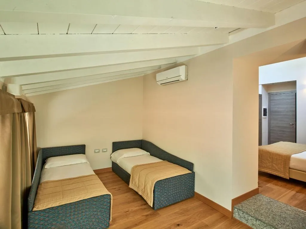 QUADRUPLE DELUXE KING BED Room, Albergo Centrale, Milan