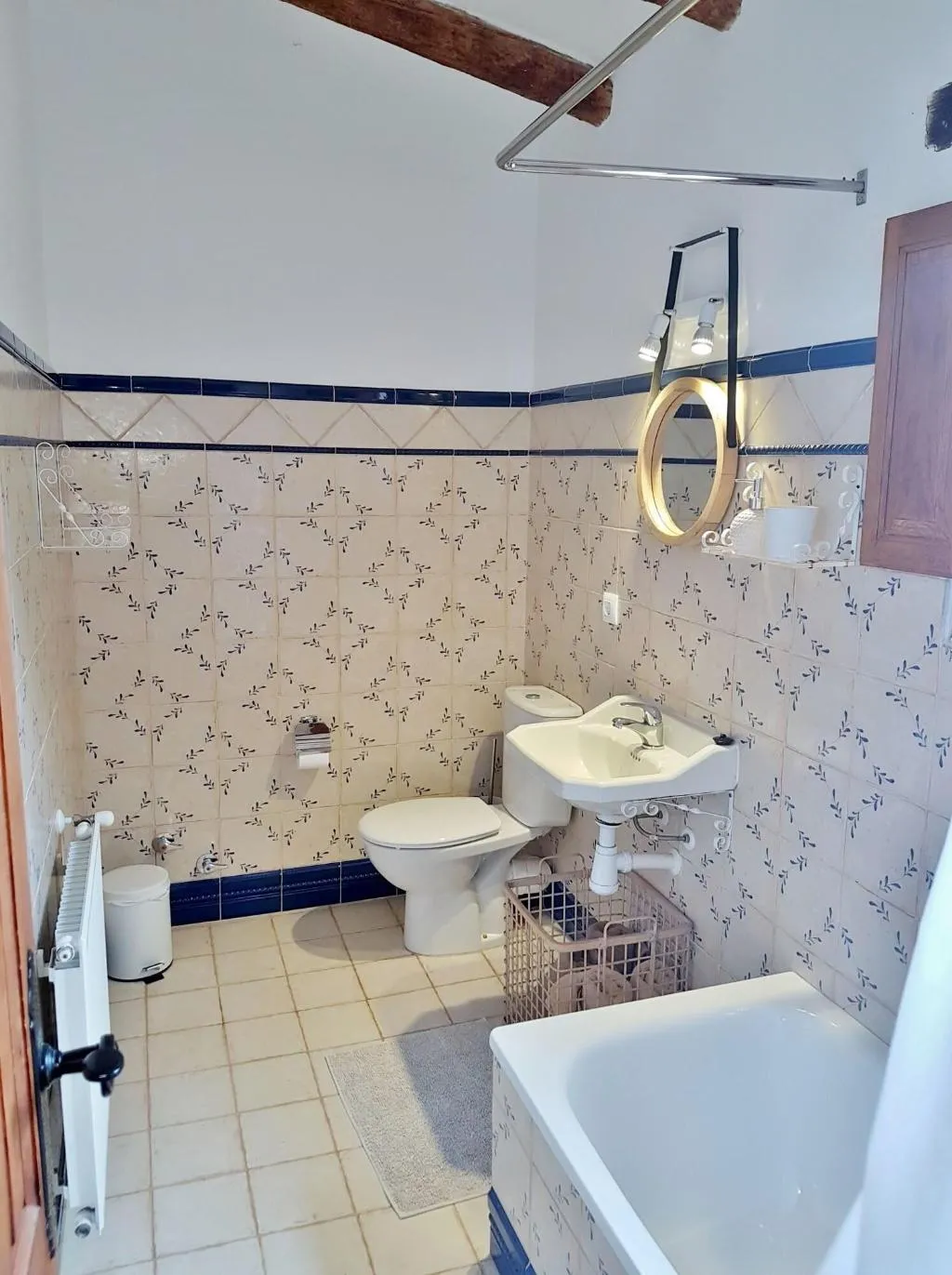 Room, Benali, Valencia