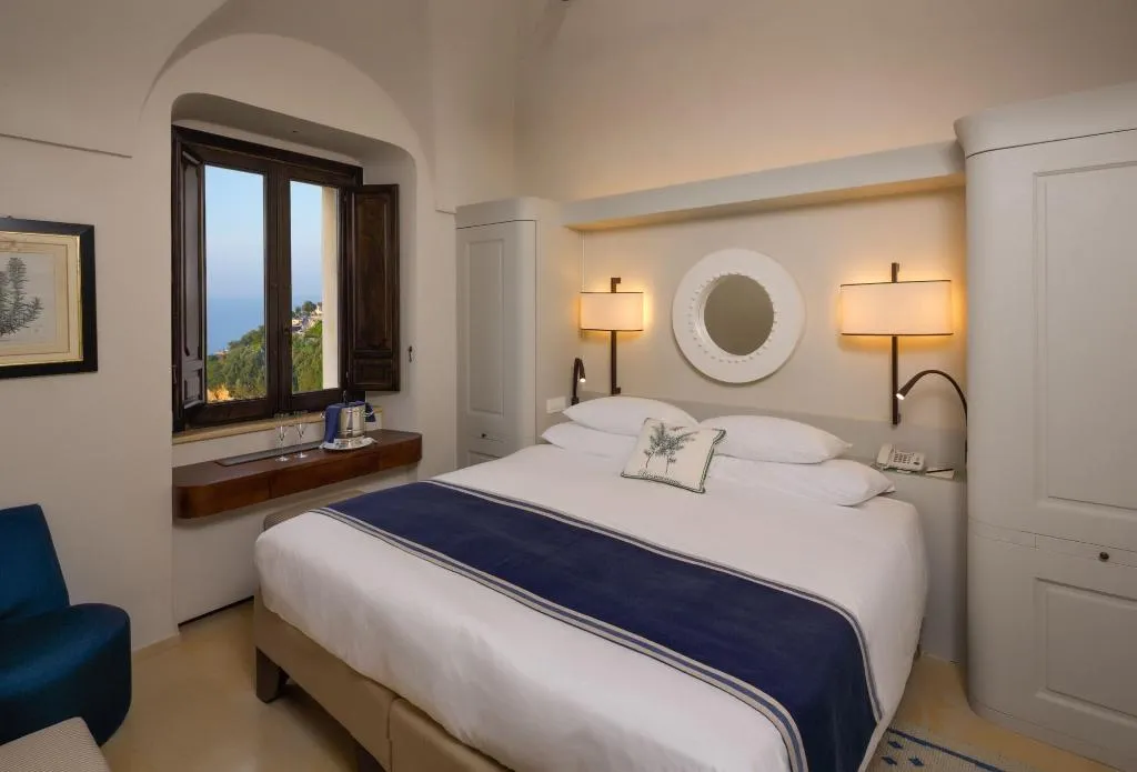 Room, Monastero Santa Rosa Hotel & Spa, Naples