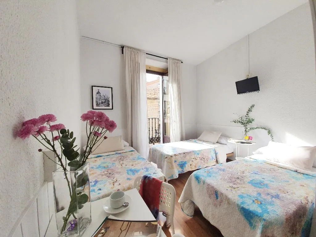 TRIPLE STANDARD Room, Hostal Alicante, Madrid