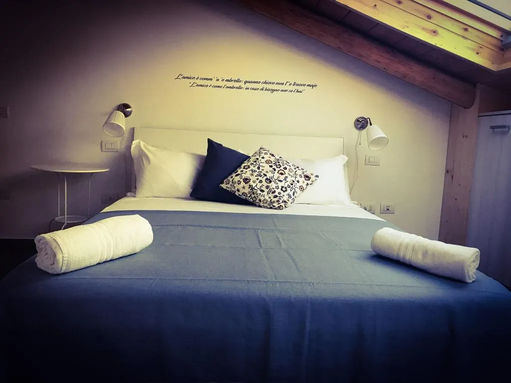 Room, Na Bona Nuttata, Naples