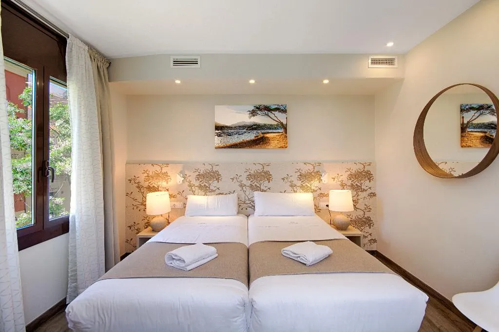 APARTMENT FOUR BEDROOMS Room, Mercedes Heritage Apartments, Barcelona