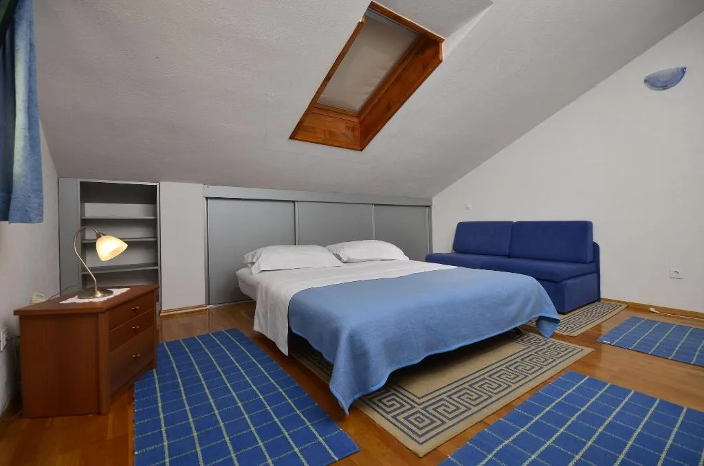 Room, House Topic, Split