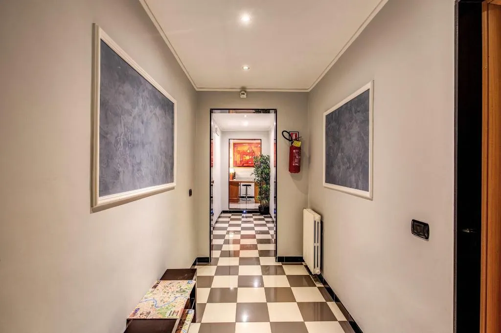Lobby, Roma Da Noi, Naples