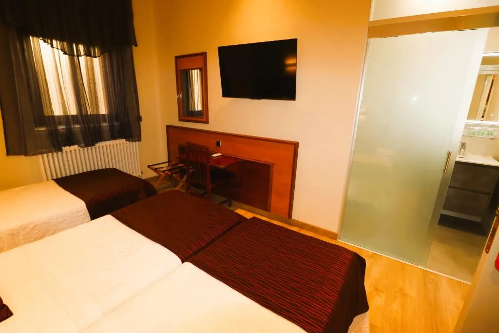TRIPLE STANDARD Room, Hostal Hispano-Argentino Gran Via, Madrid
