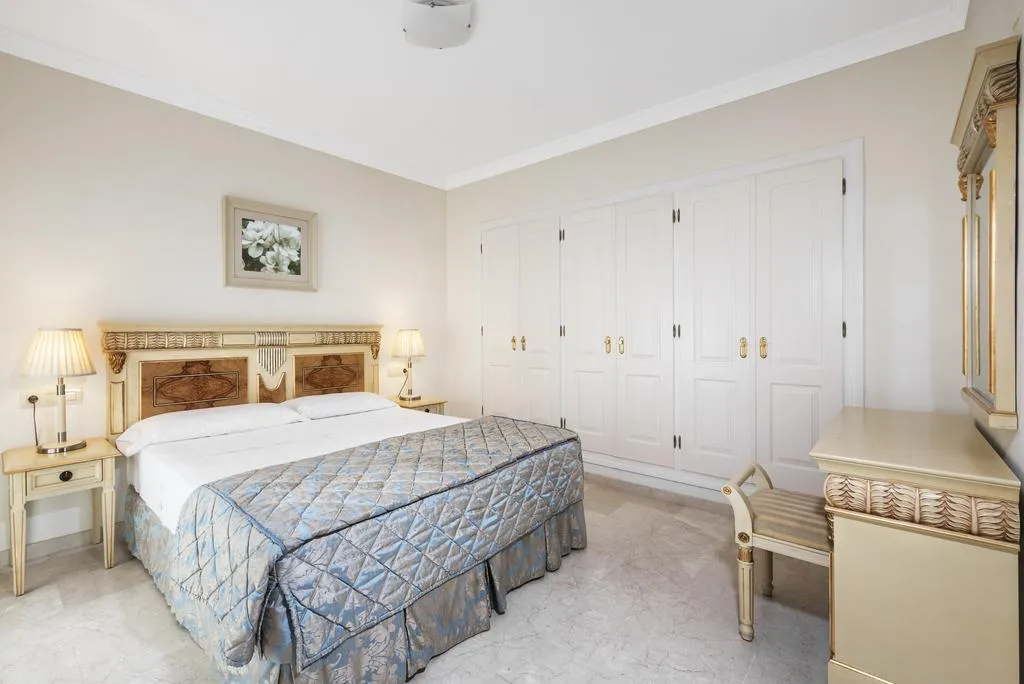 APARTMENT THREE BEDROOMS WITH PRIVATE POOL Room, Colina del Paraiso, Costa Del Sol