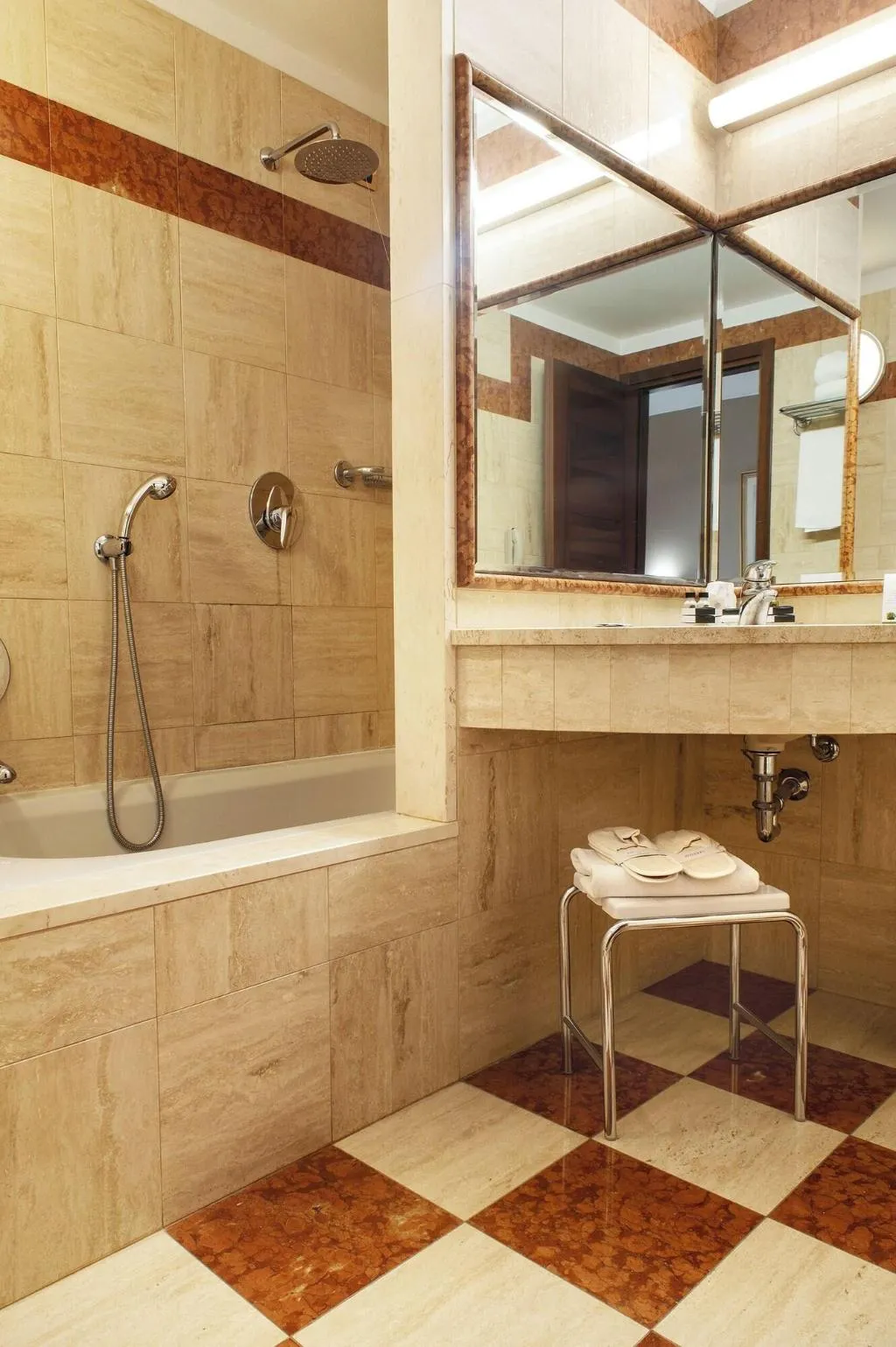 Room, Santa Barbara, Milan