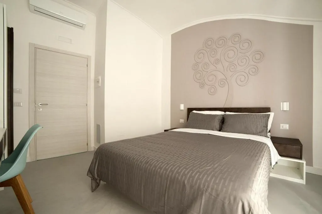 Room, Dada Suite, Naples