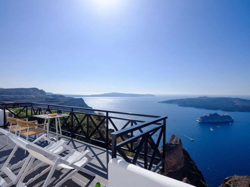 APARTMENT WITH JACUZZI Room, Kamares Apartments, Santorini