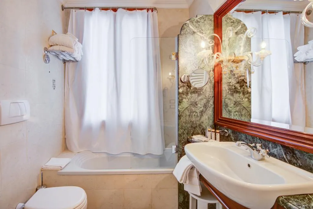 Double or Twin DELUXE CANAL VIEW Room, Antiche Figure, Venice