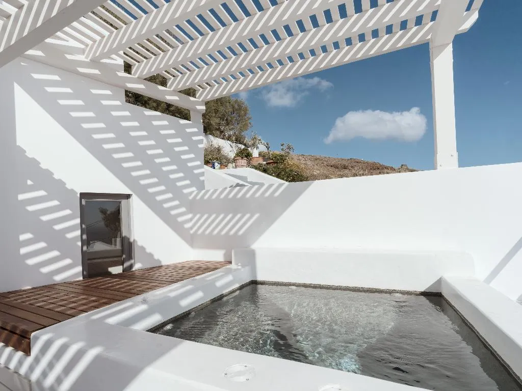 HOUSE WITH JACUZZI Room, IKIES Santorini, Santorini