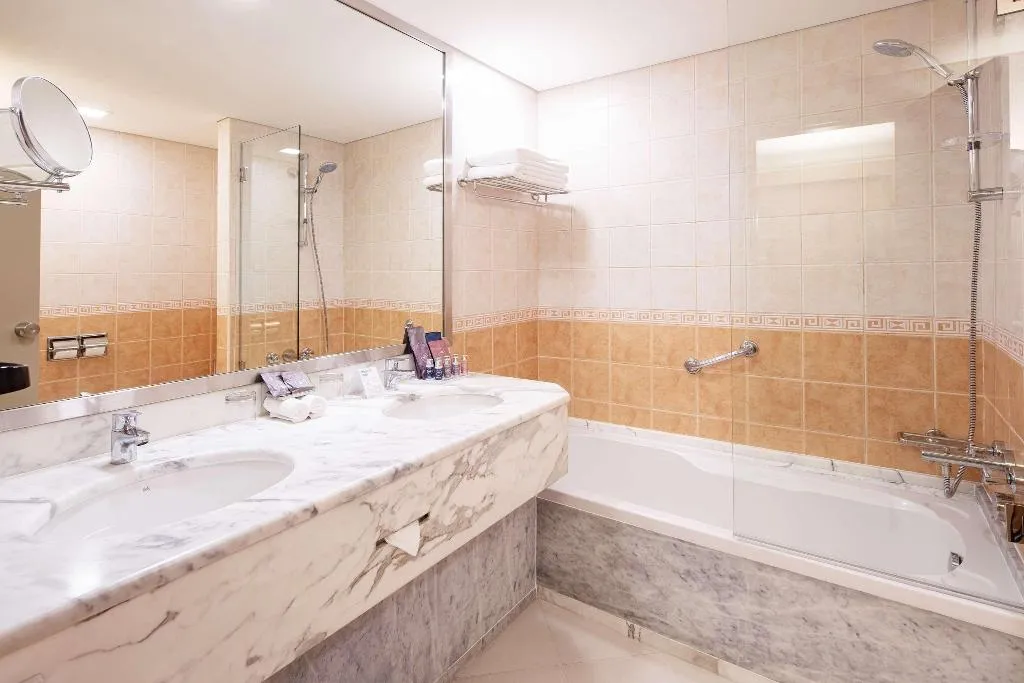 Double or Twin DELUXE CITY VIEW Room, Occidental Sharjah Grand, Dubai