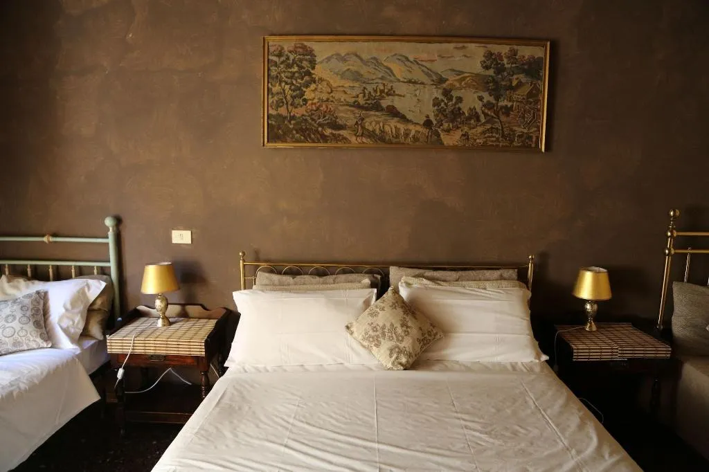 Room, Riverbanks, Florence