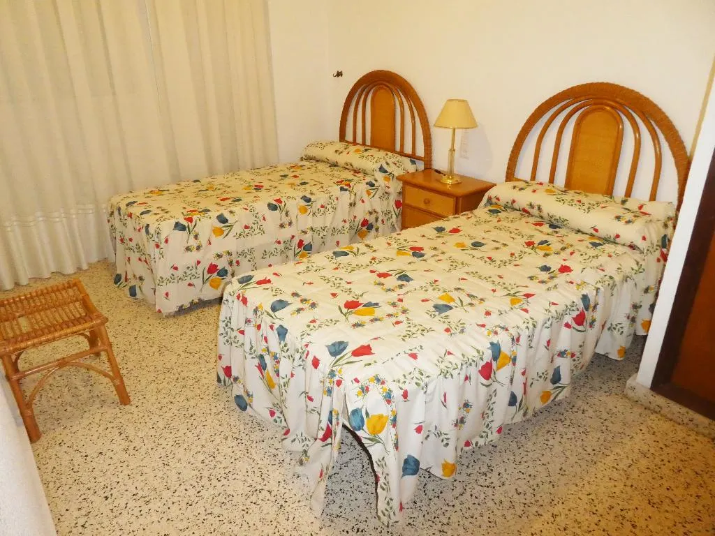 APARTMENT CAPACITY 8 THREE BEDROOMS Room, Apartamentos Gandía Primera Línea de Playa 3000, Valencia