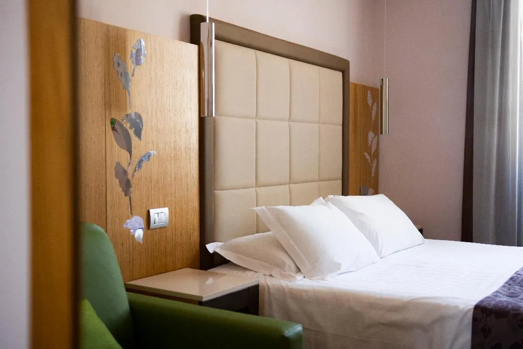 TRIPLE WITH VIEWS Room, Giolli Nazionale, Rome