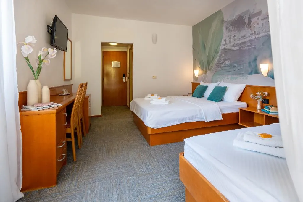 TRIPLE WITH BALCONY Room, Kastil, Split