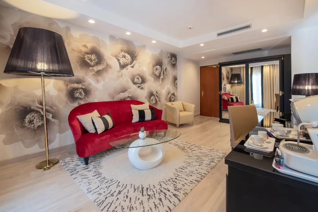 JUNIOR SUITE GARDEN VIEW WITH BALCONY Room, Nastro Azzurro Resort, Naples