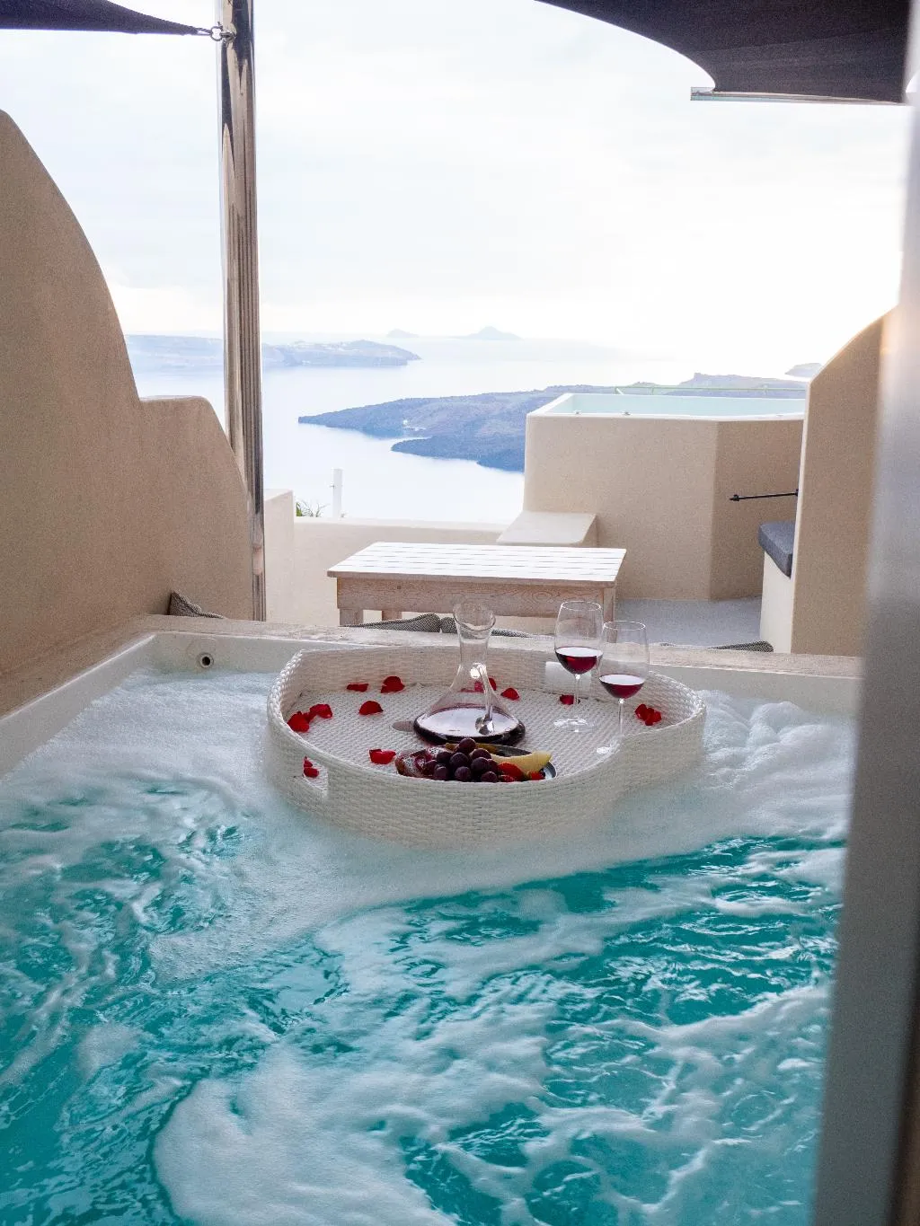 SUITE WITH JACUZZI Room, Caldera Cliff Illusion Suites, Santorini