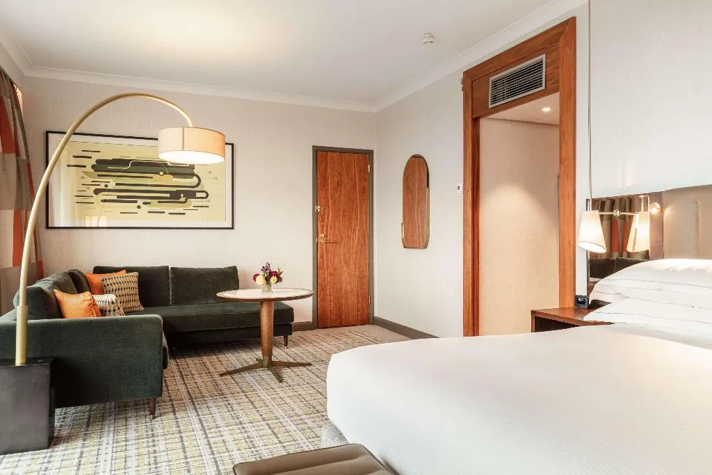 JUNIOR SUITE CANAL VIEW Room, Hilton Amsterdam, Amsterdam