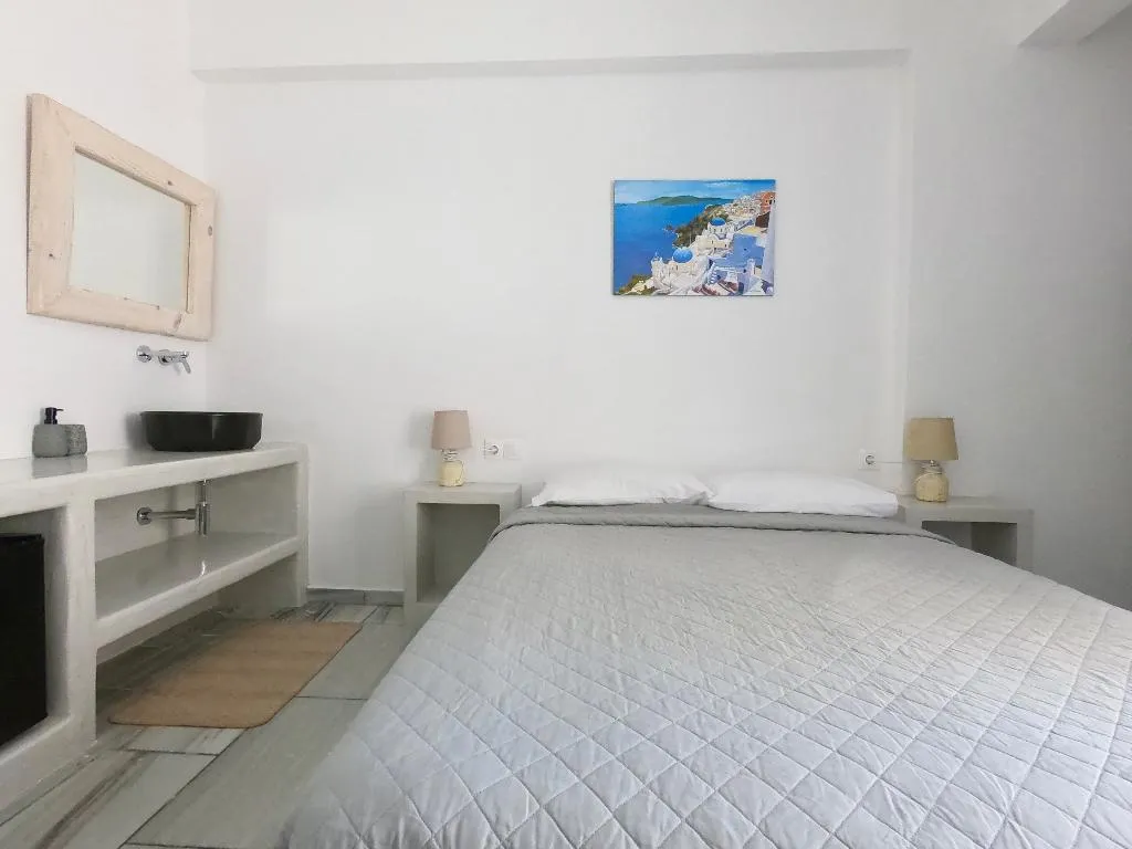 Room BASIC Room, Anny Studios Perissa Beach, Santorini