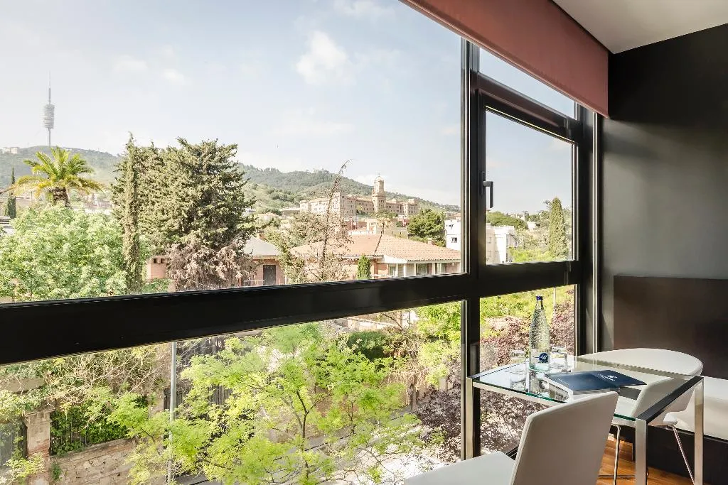 Room, Ikonik Angli, Barcelona