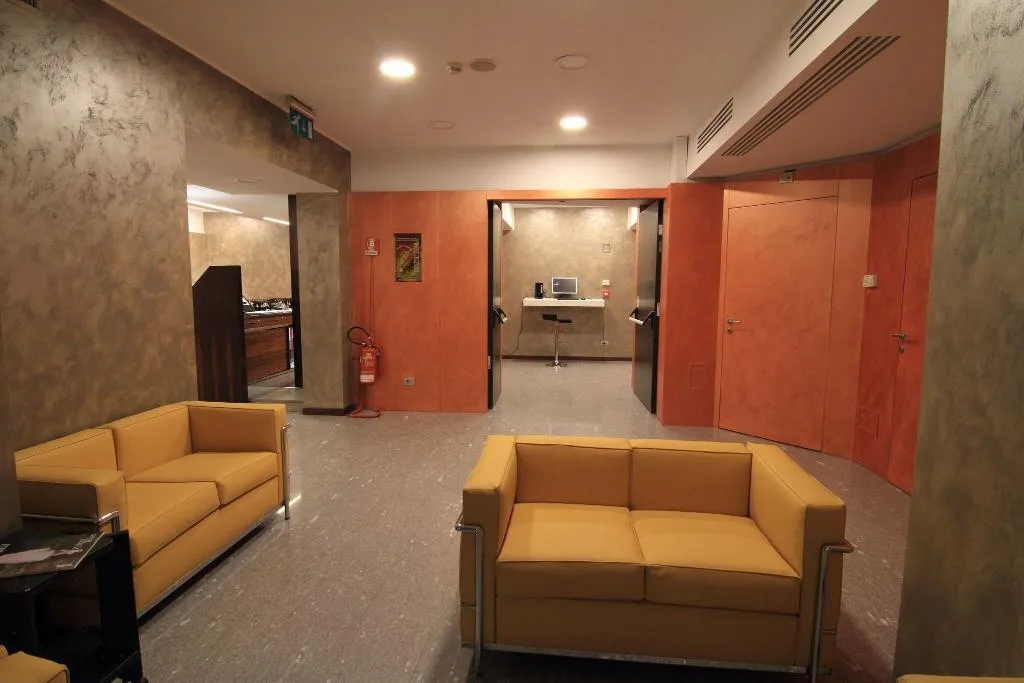 Lobby, Metro, Milan