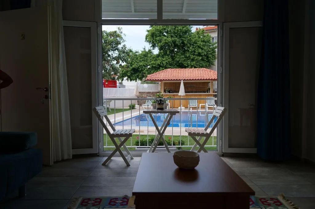 Room, Grandma's Garden, Dalaman