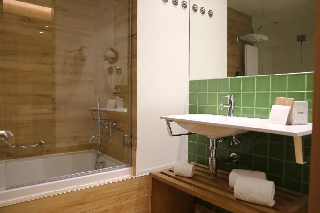 FAMILY ROOM CLASSIC GARDEN VIEW Room, Neya Porto Hotel, Porto