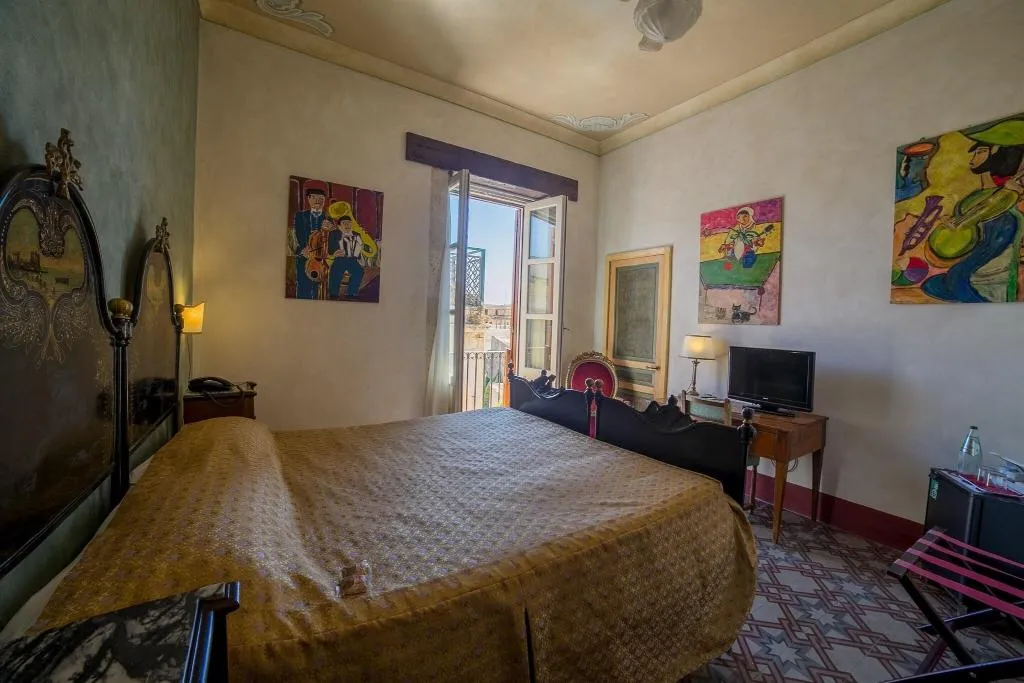 DOUBLE CLASSIC QUEEN BED Room, Charme Henry S House, Catania
