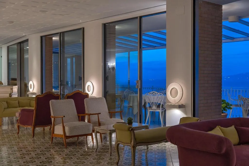 Lobby, Belair, Naples
