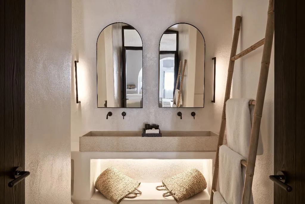 SUITE DELUXE WITH PRIVATE POOL Room, Charisma Suites, Santorini