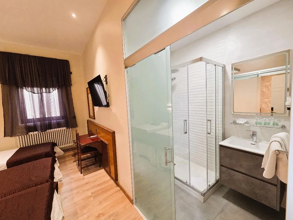 TRIPLE STANDARD Room, Hostal Hispano-Argentino Gran Via, Madrid