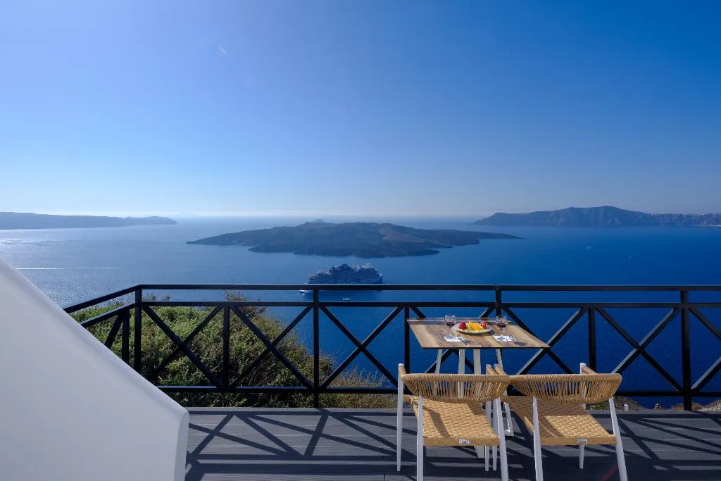 APARTMENT WITH JACUZZI Room, Kamares Apartments, Santorini