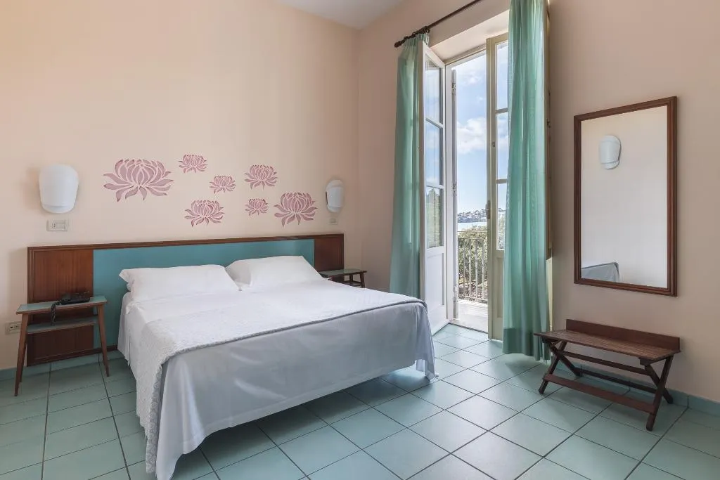 Double or Twin CLASSIC SEA VIEW Room, Serapo, Rome