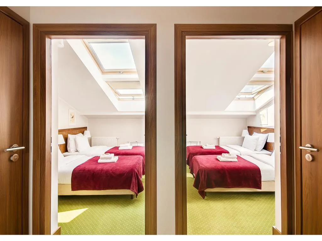 QUADRUPLE CLASSIC CITY VIEW Room, Yarden Aparthotel by Artery Hotels, Krakow