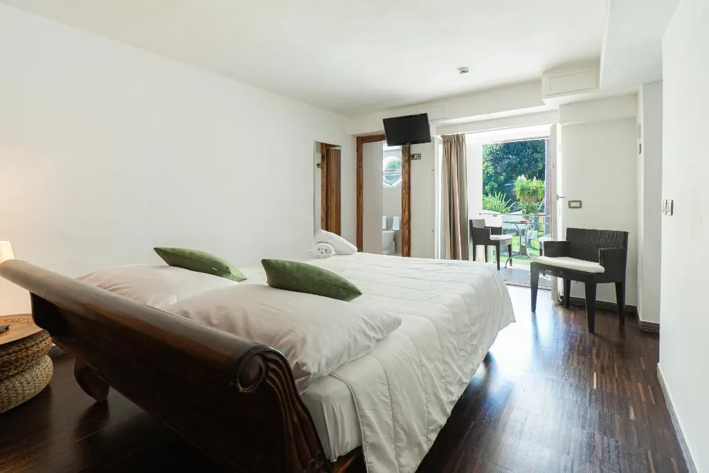 QUADRUPLE CLASSIC Room, Marina 10 Boutique & Design Hotel, Naples