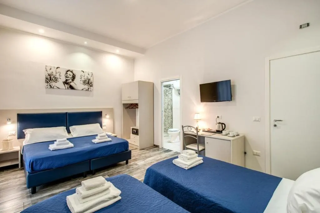 FAMILY ROOM STANDARD Room, Napoli'S Gold, Naples